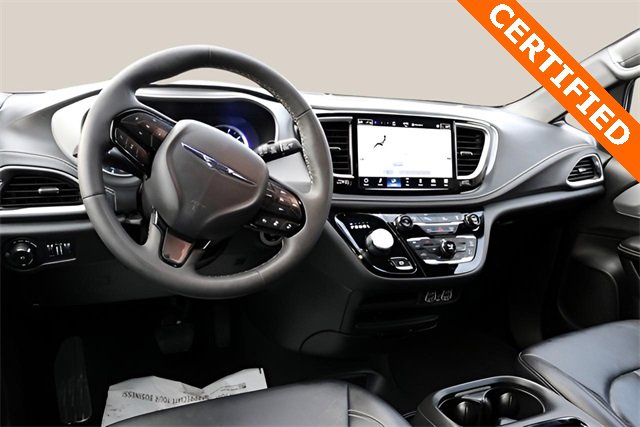 Used 2024 Chrysler Pacifica Select image 13