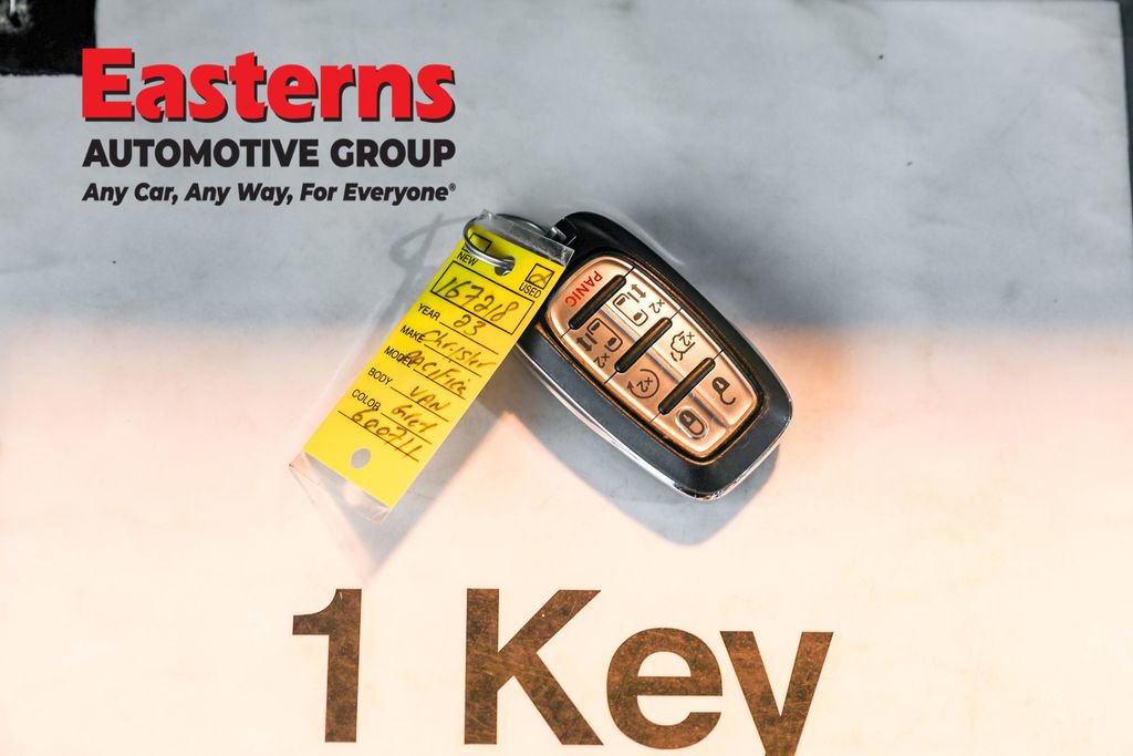 Used 2023 Chrysler Pacifica Touring-L image 27