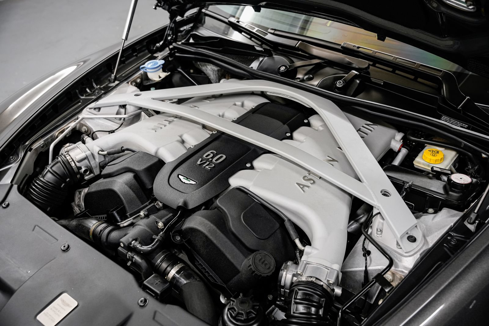 Used 2014 Aston Martin DB9 Coupe RWD image 40