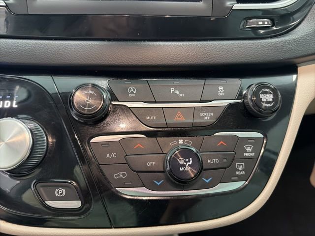 Used 2019 Chrysler Pacifica Touring-L image 22