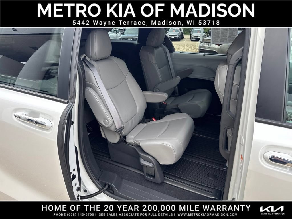 Used 2025 Toyota Sienna XLE AWD/4WD image 46