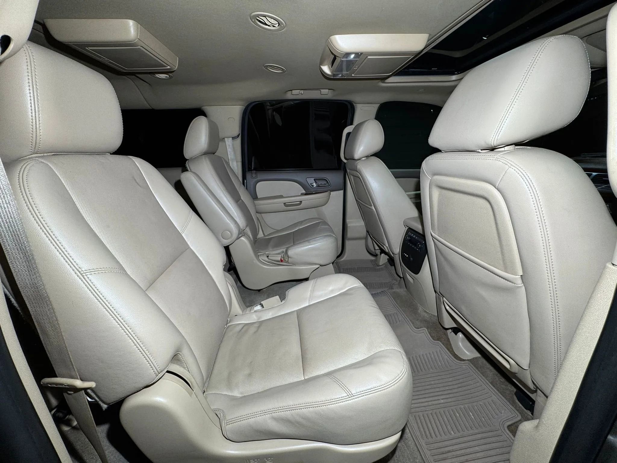 Used 2012 Chevrolet Suburban LTZ image 8