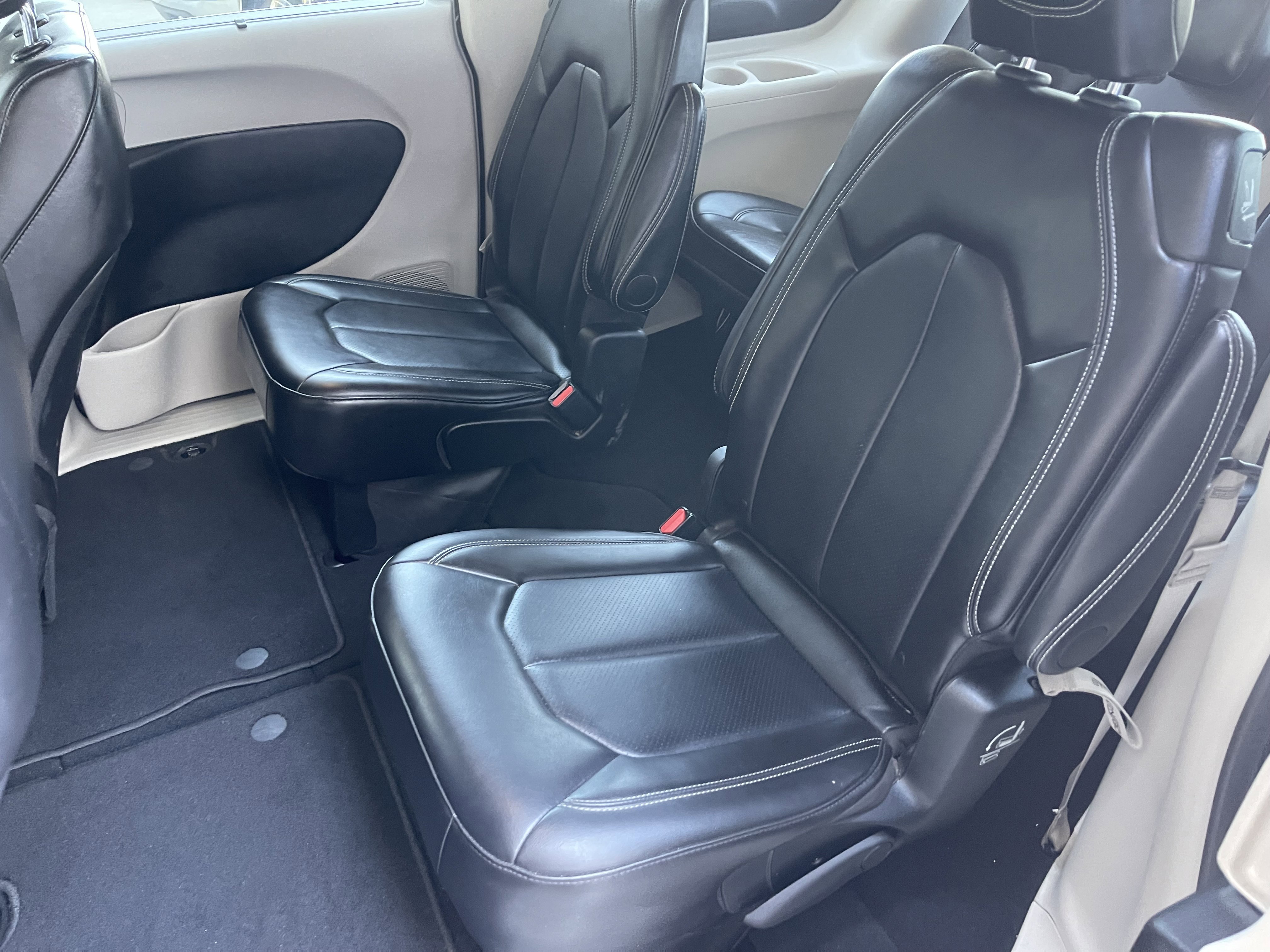 Used 2024 Chrysler Pacifica Touring-L FWD image 17