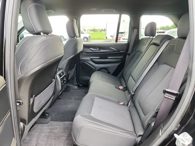 Used 2025 Jeep Grand Cherokee Laredo AWD/4WD image 26
