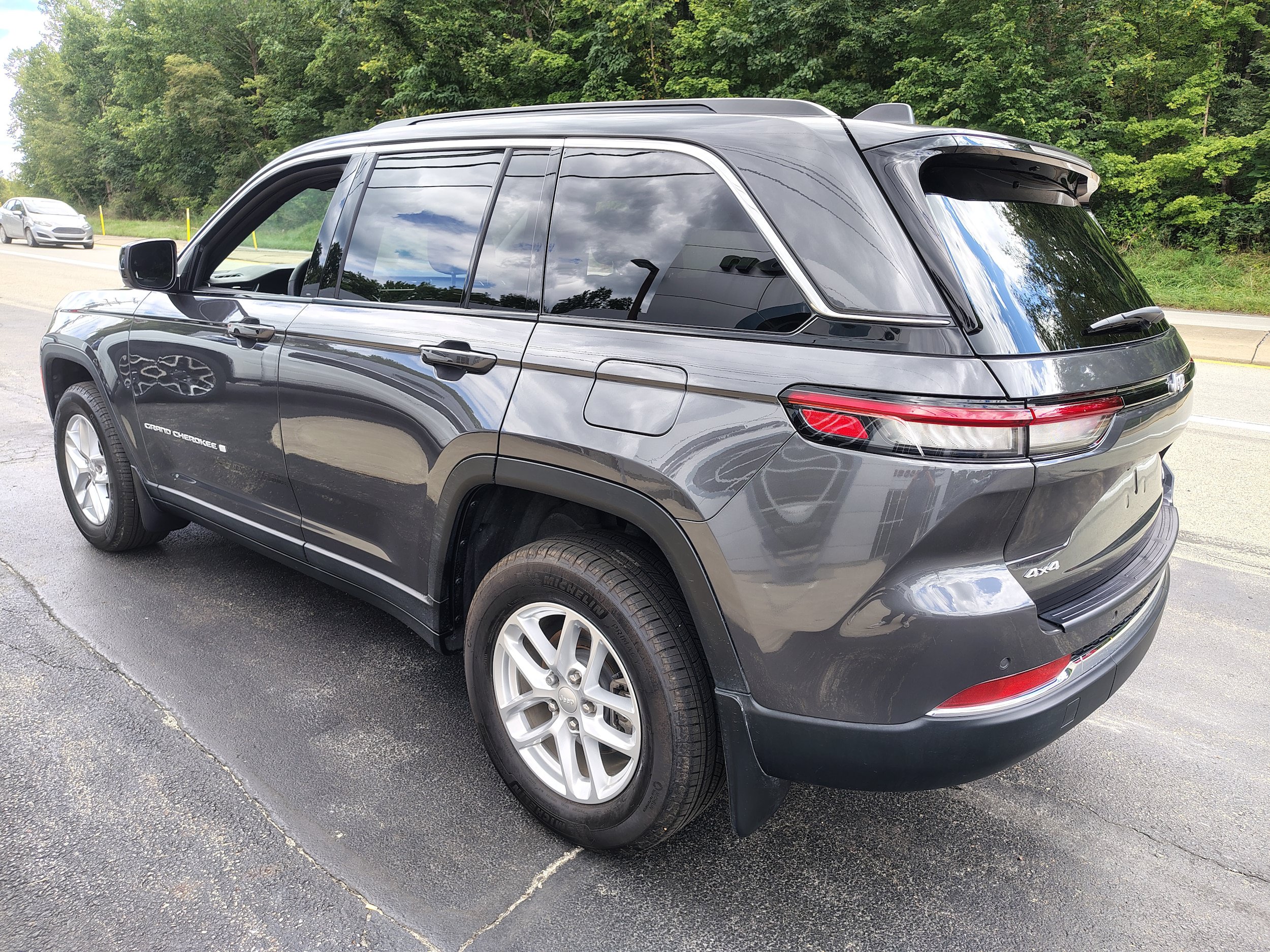 Certified 2025 Jeep Grand Cherokee Laredo X w/ Luxury Tech Group I AWD/4WD image 7
