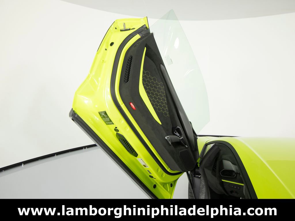 Used 2025 Lamborghini Revuelto image 10