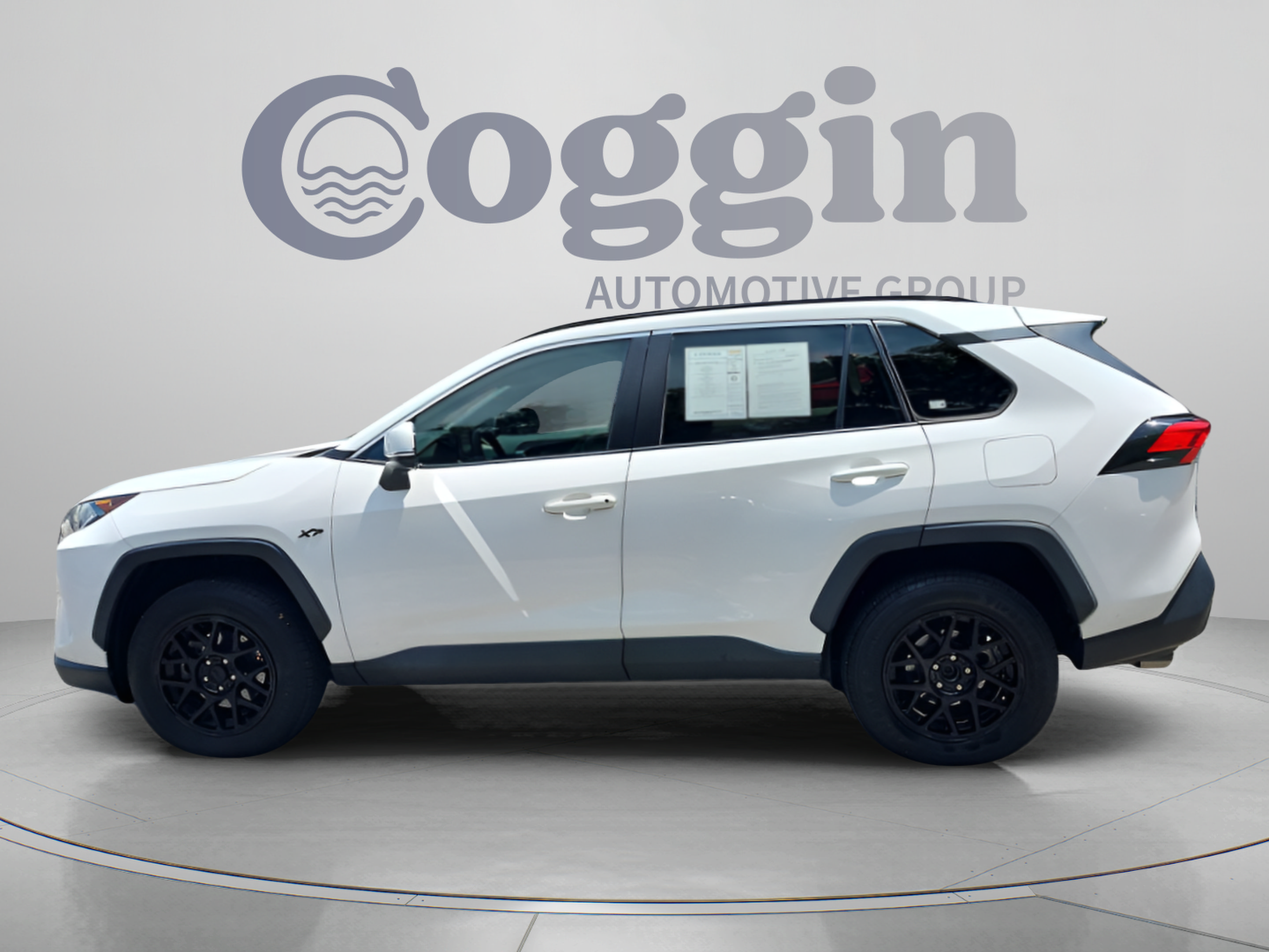 Used 2021 Toyota RAV4 XLE FWD image 2