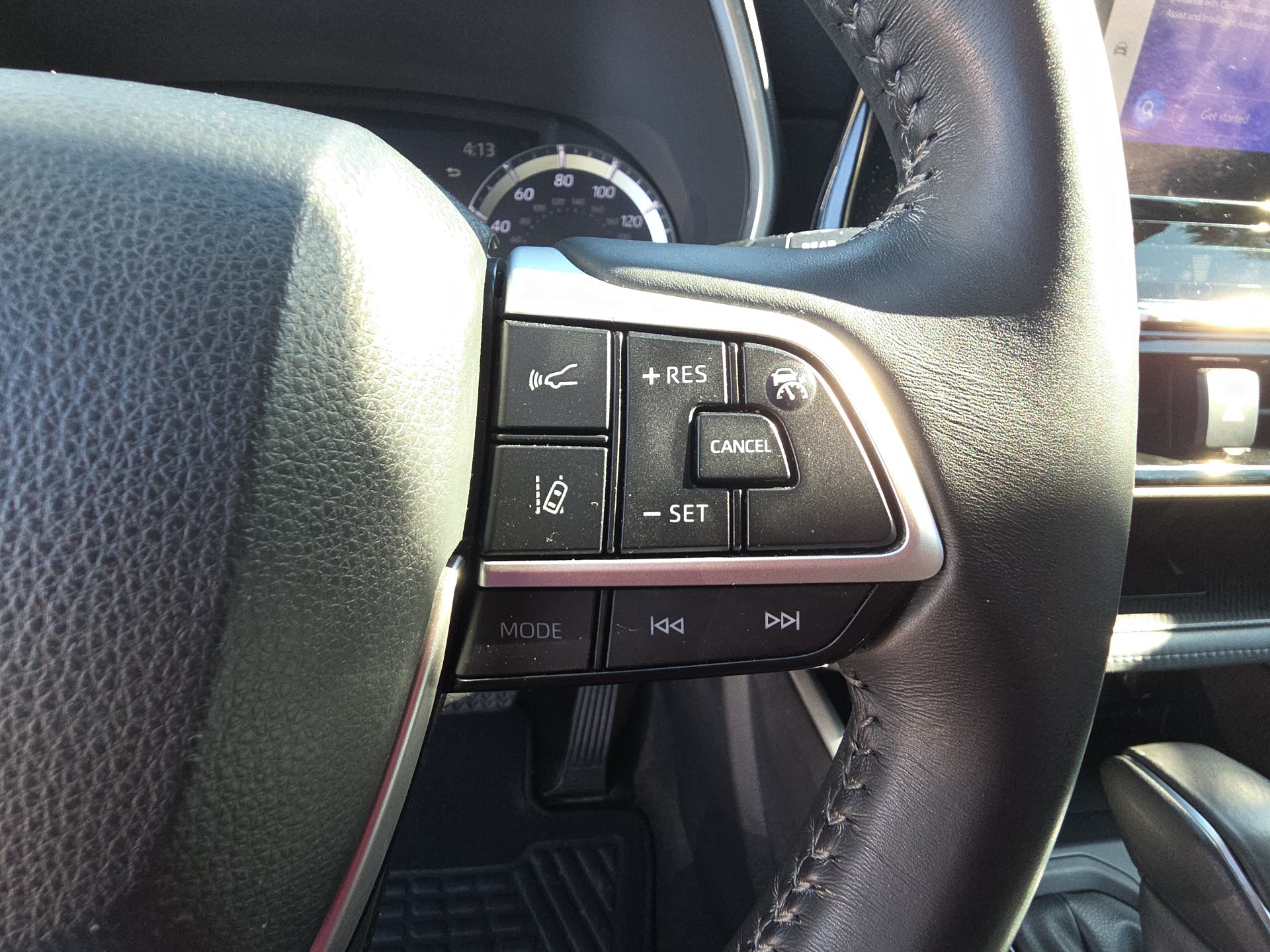 Used 2023 Toyota Highlander XLE AWD/4WD image 19