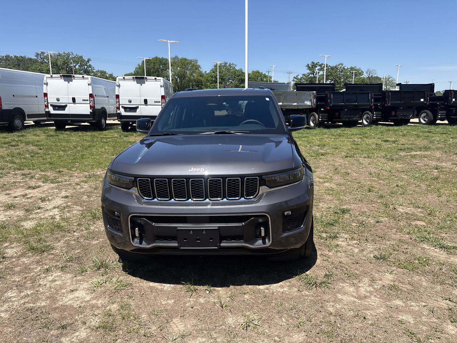 Used 2025 Jeep Grand Cherokee Overland w/ Luxury Tech Group IV AWD/4WD image 3