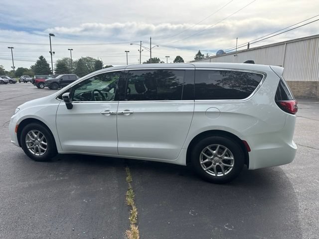 Used 2026 Chrysler Pacifica Select FWD image 3