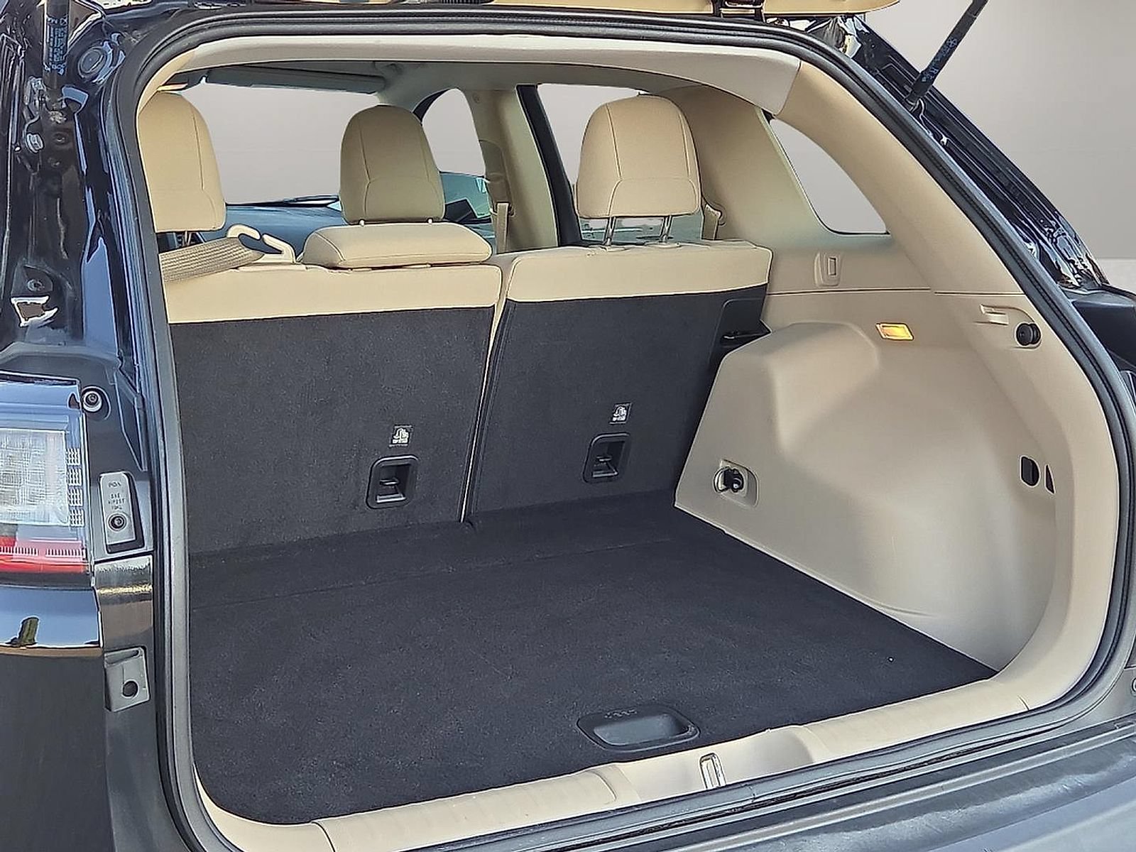 Used 2021 Jeep Cherokee Latitude w/ Mopar Interior Package FWD image 9