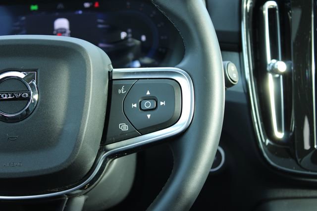 Used 2025 Volvo XC40 B5 Core image 26