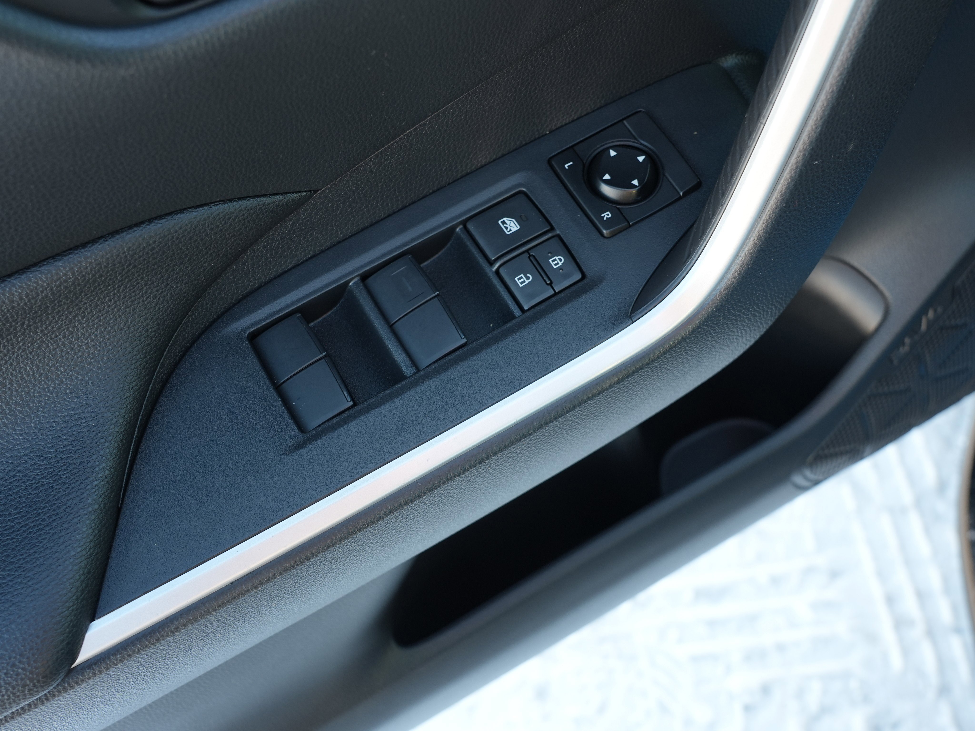 Used 2019 Toyota RAV4 LE w/ All Weather Liner Package image 17