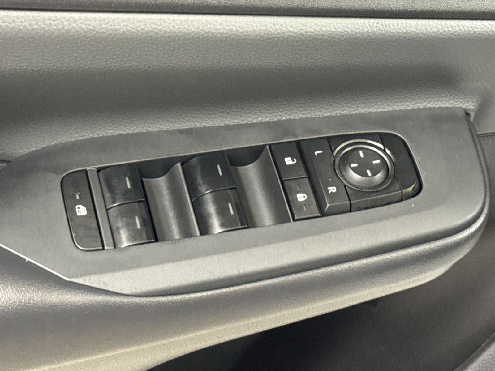 Used 2025 Toyota Prius LE AWD/4WD image 27
