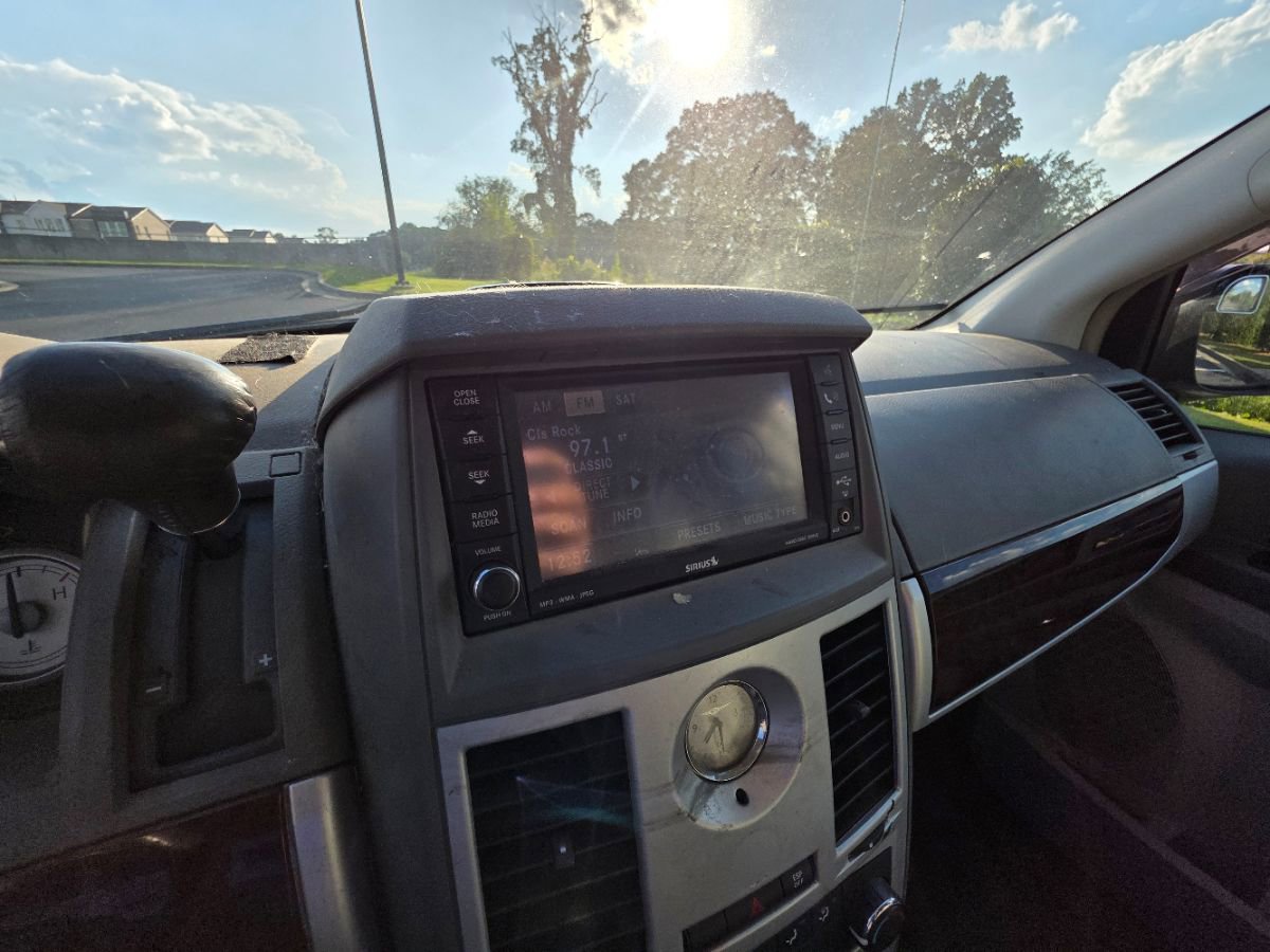 Used 2009 Chrysler Town & Country Touring image 5