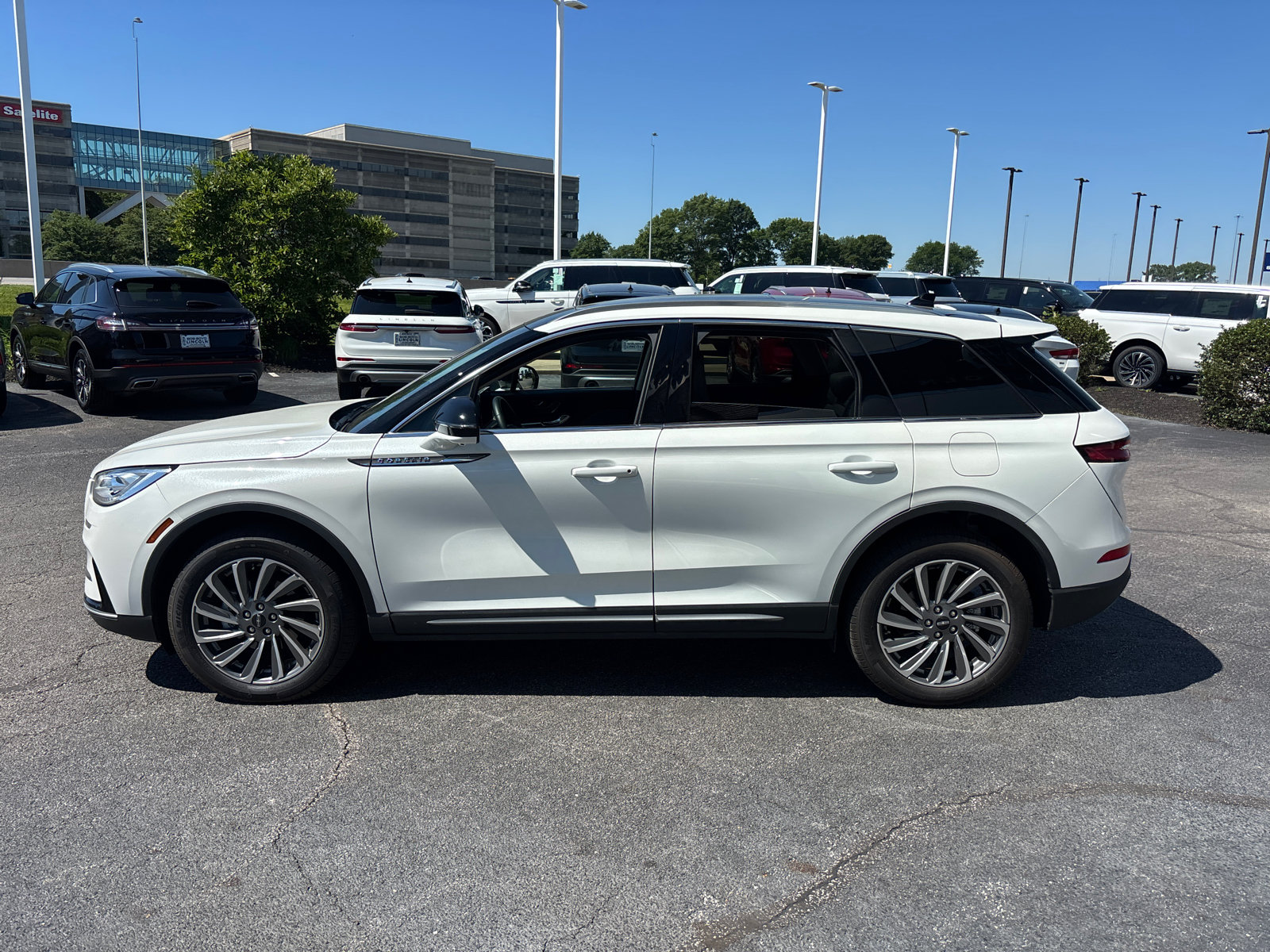 Certified 2024 Lincoln Corsair Reserve w/ Equipment Group 201A AWD/4WD image 4