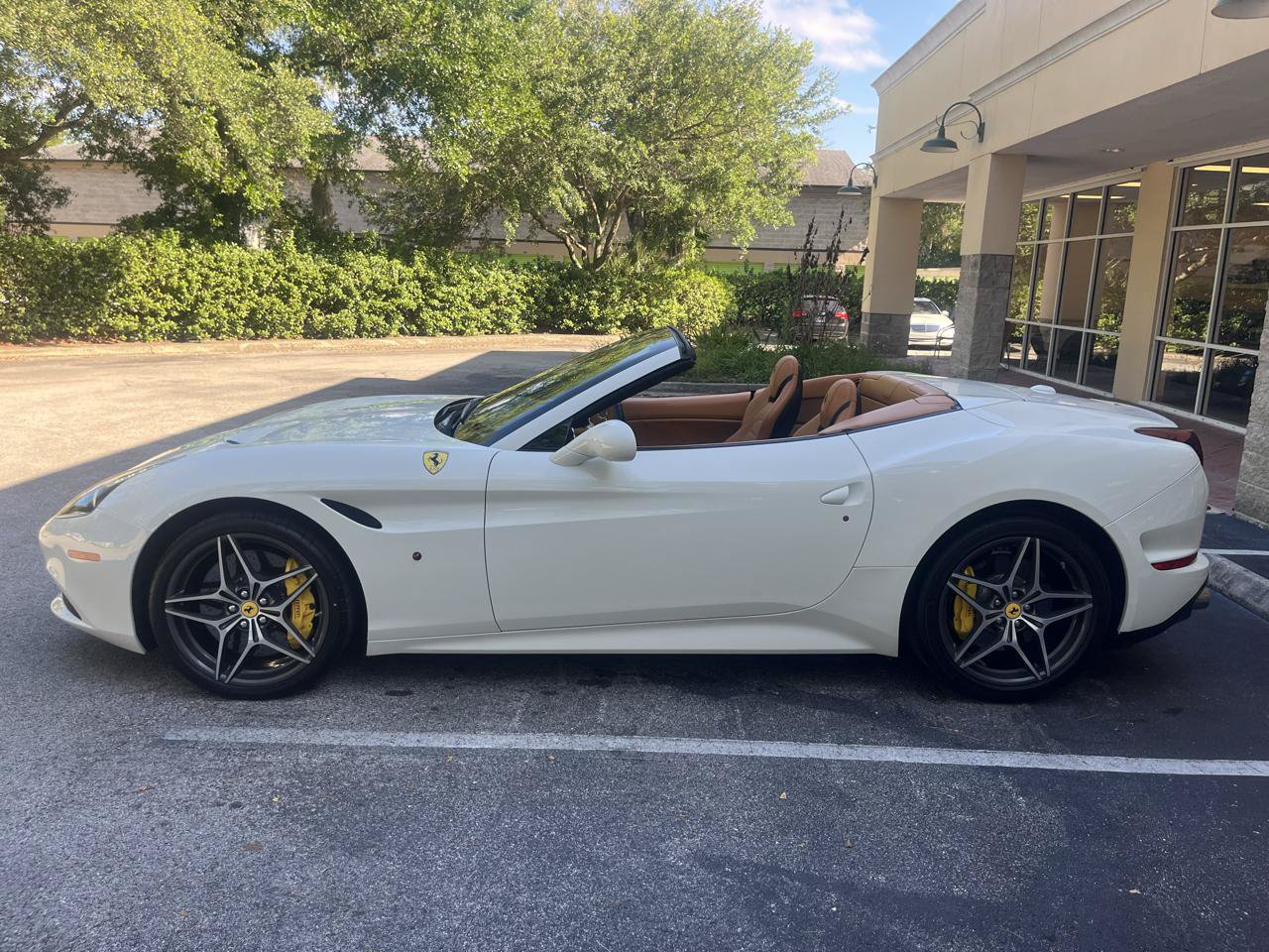 Used 2016 Ferrari California T RWD image 13