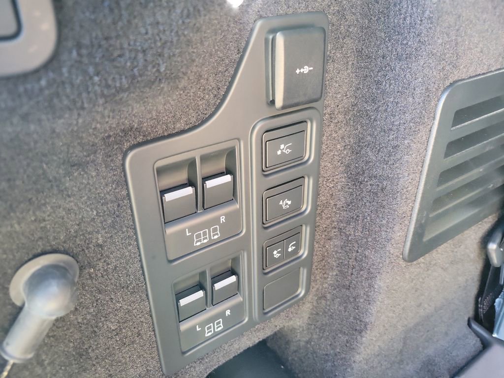 New 2024 Land Rover Discovery Metropolitan Edition image 31