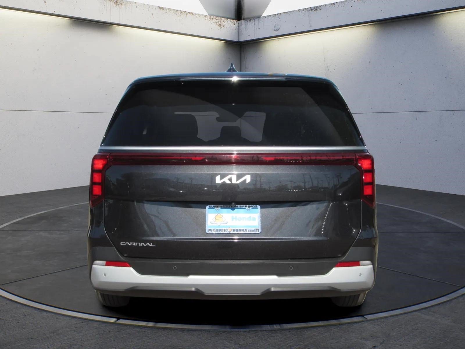 Used 2025 Kia Carnival FWD image 7