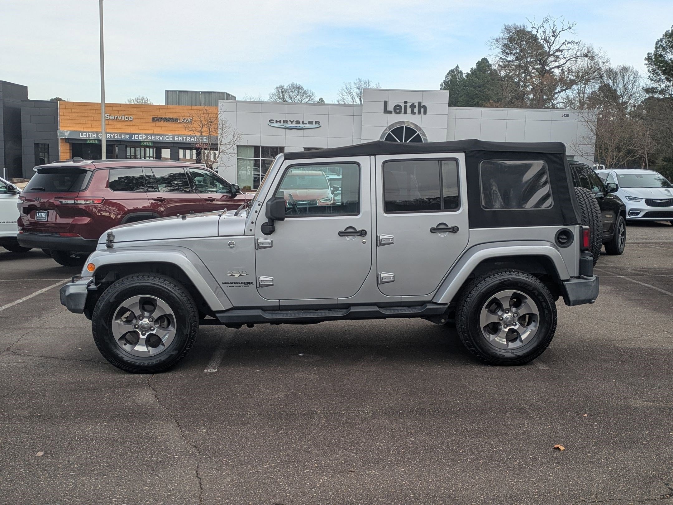 Used 2018 Jeep Wrangler Unlimited Sahara w/ Connectivity Group image 8