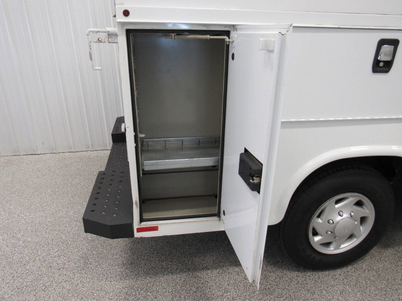 Used 2015 Ford E-350 and Econoline 350 Super Duty image 25