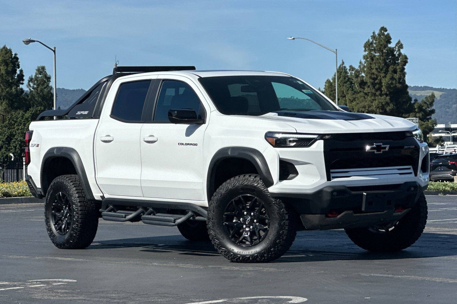 Used 2025 Chevrolet Colorado ZR2 w/ Midnight Edition AWD/4WD image 2