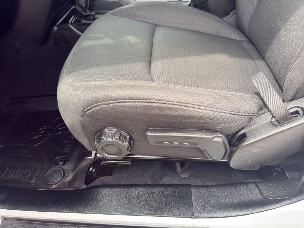 Used 2018 Jeep Wrangler Unlimited Sahara AWD/4WD image 14