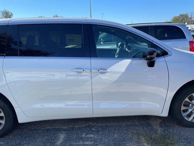 New 2026 Chrysler Pacifica Select image 5