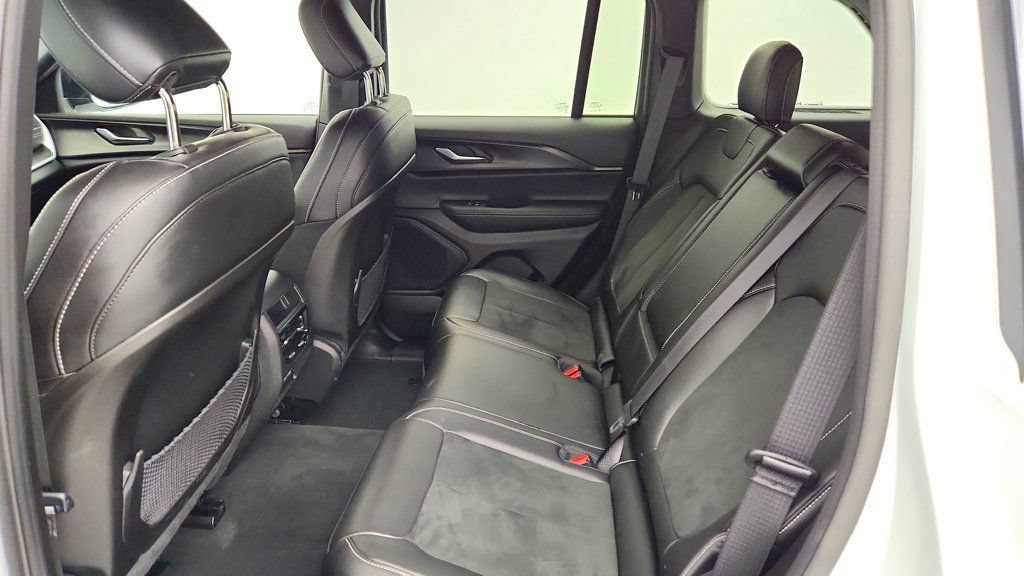Used 2025 Jeep Grand Cherokee Altitude AWD/4WD image 21