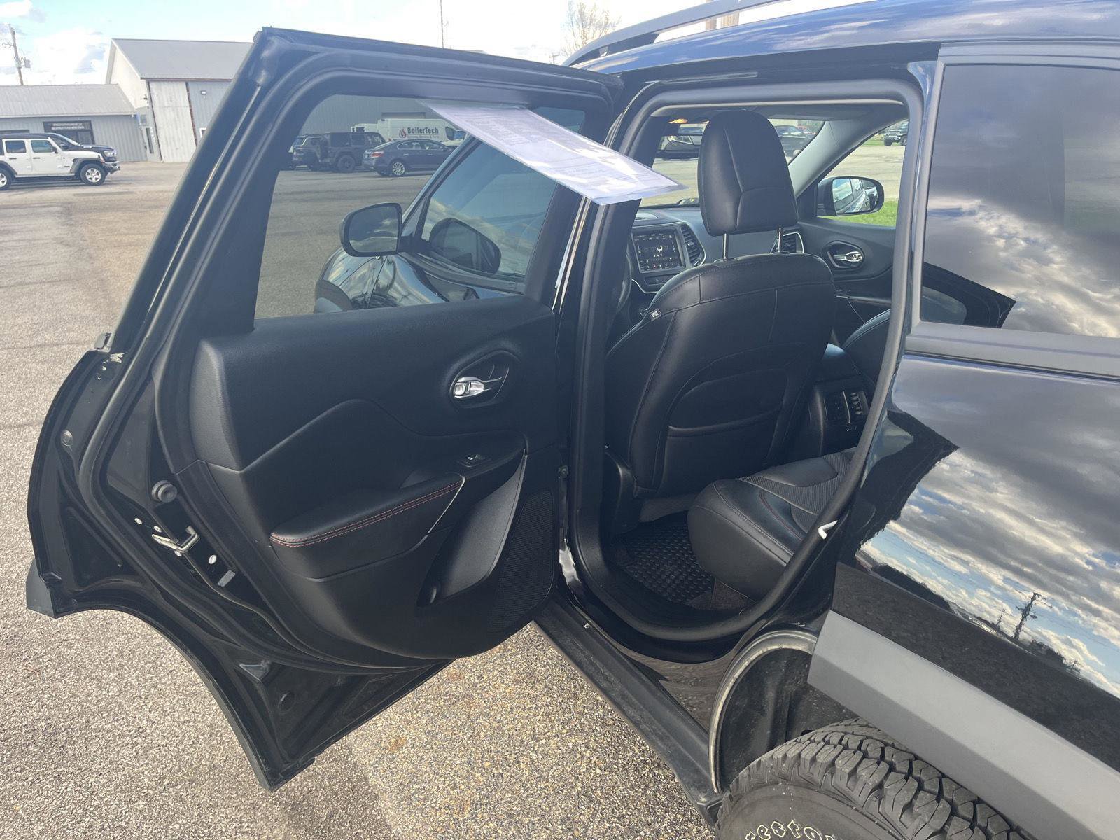 Used 2019 Jeep Cherokee Trailhawk image 29