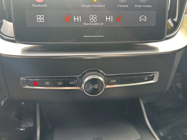 Certified 2025 Volvo XC90 B6 Plus image 25