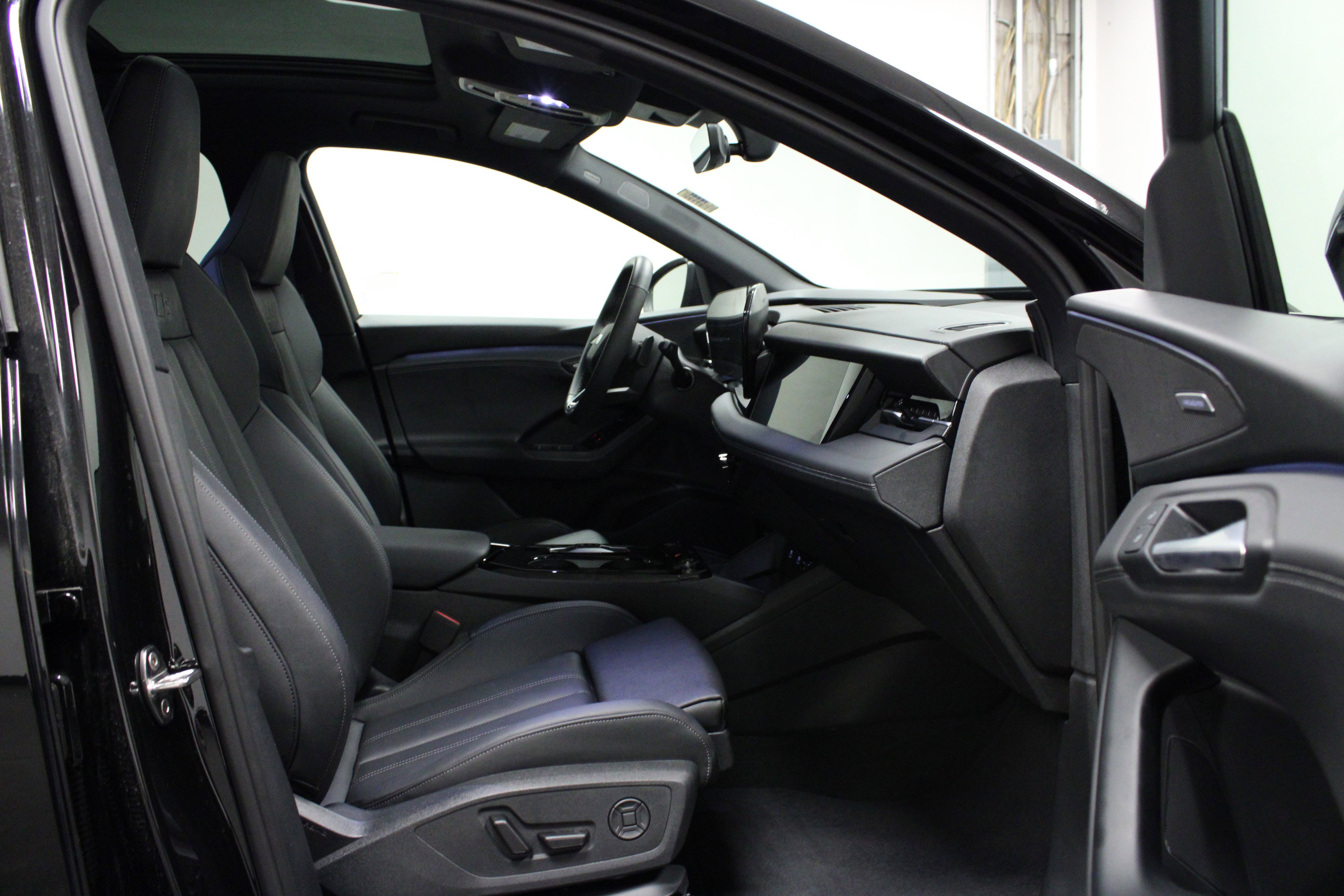 Used 2025 Audi SQ6 e-tron Prestige w/ 21" Black Optic Wheel Package AWD/4WD image 16