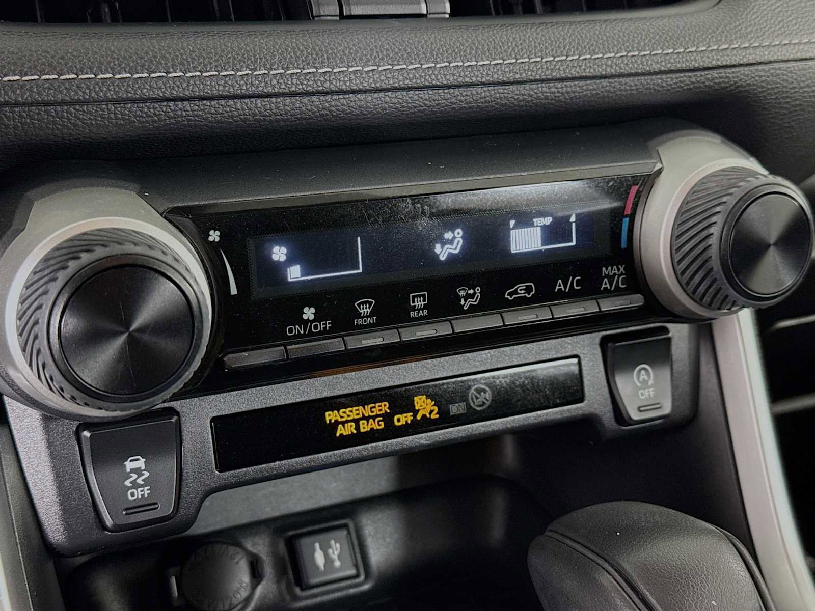 Used 2019 Toyota RAV4 LE w/ Carpet Mat Package image 15