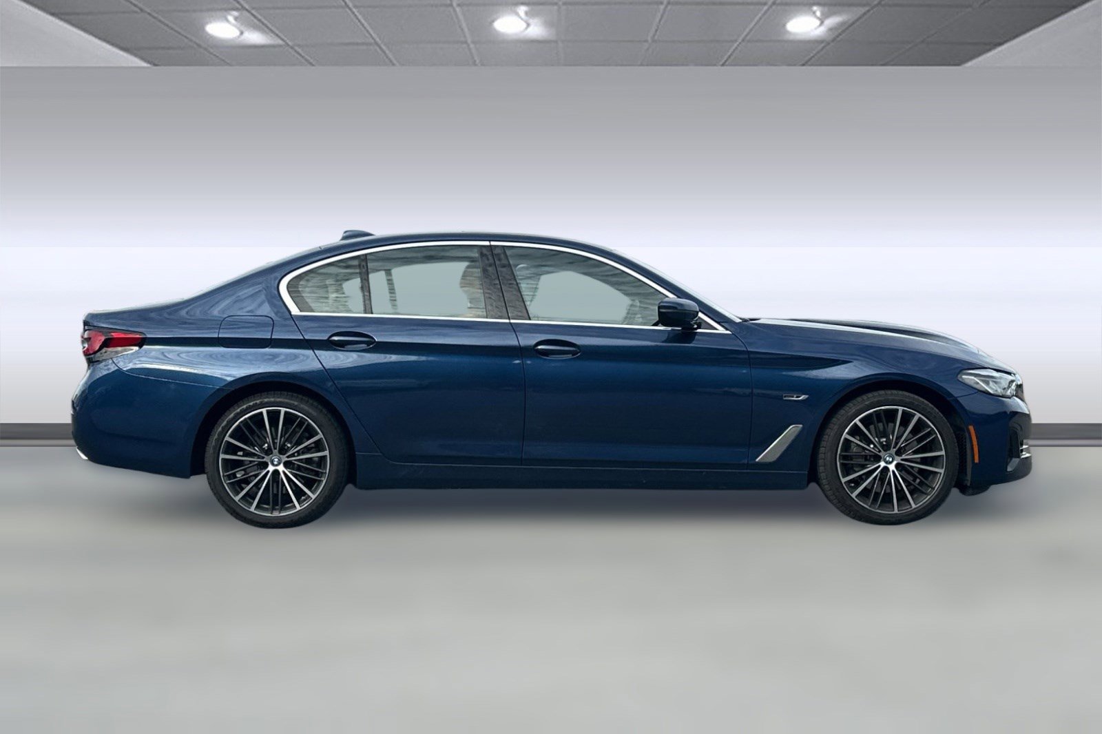 Used 2023 BMW 530e w/ Premium Package image 7