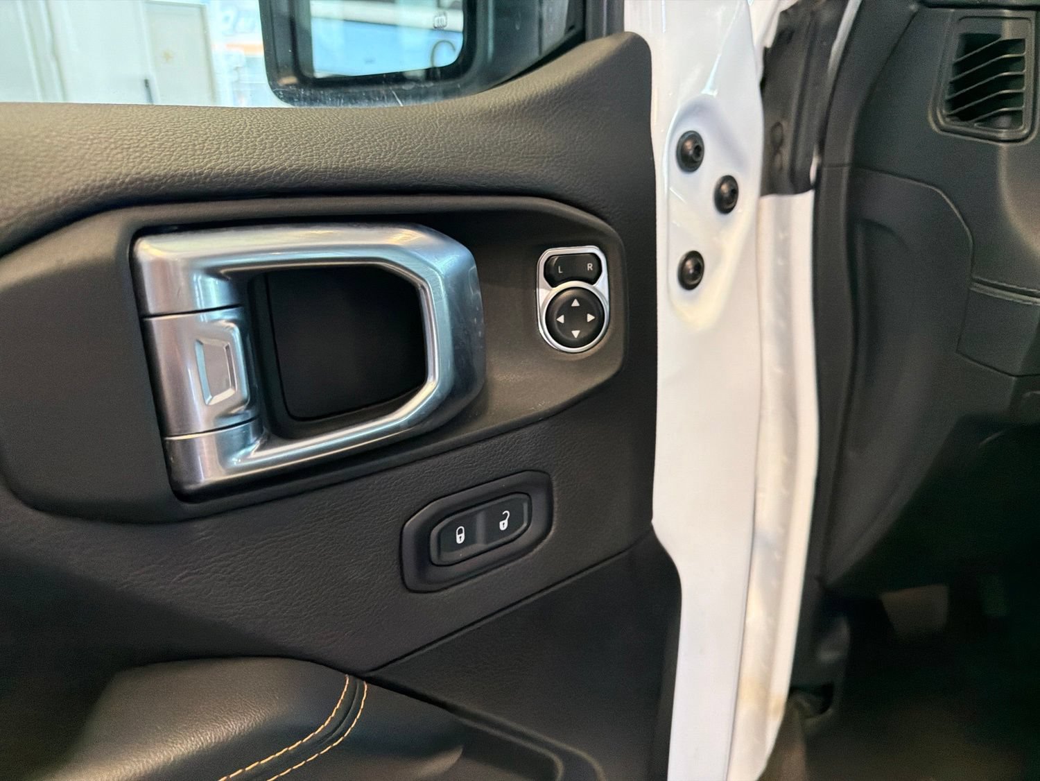 Used 2024 Jeep Wrangler Unlimited Sahara AWD/4WD image 16