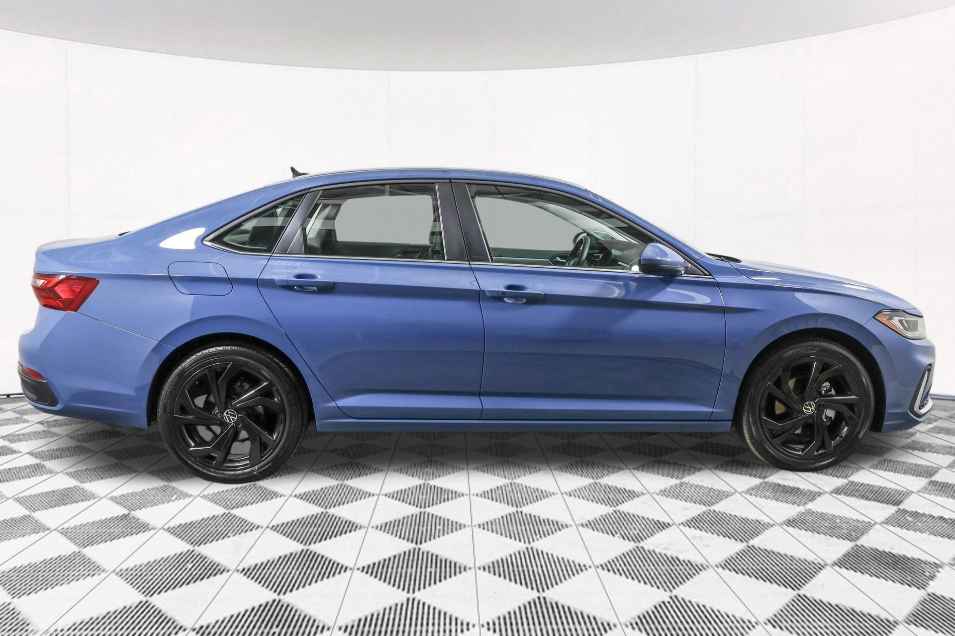 Used 2025 Volkswagen Jetta SE w/ Black Wheel Package image 13