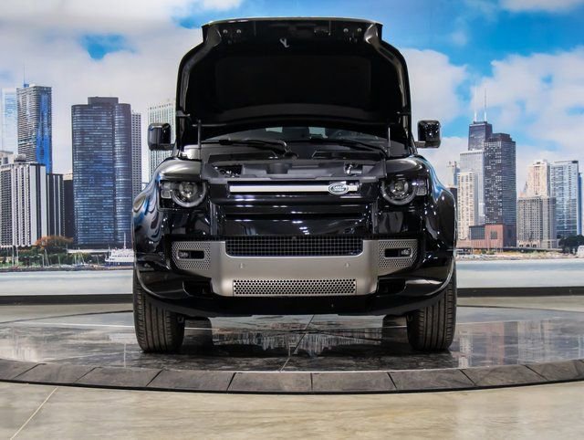 Certified 2025 Land Rover Defender 90 X-Dynamic SE image 4