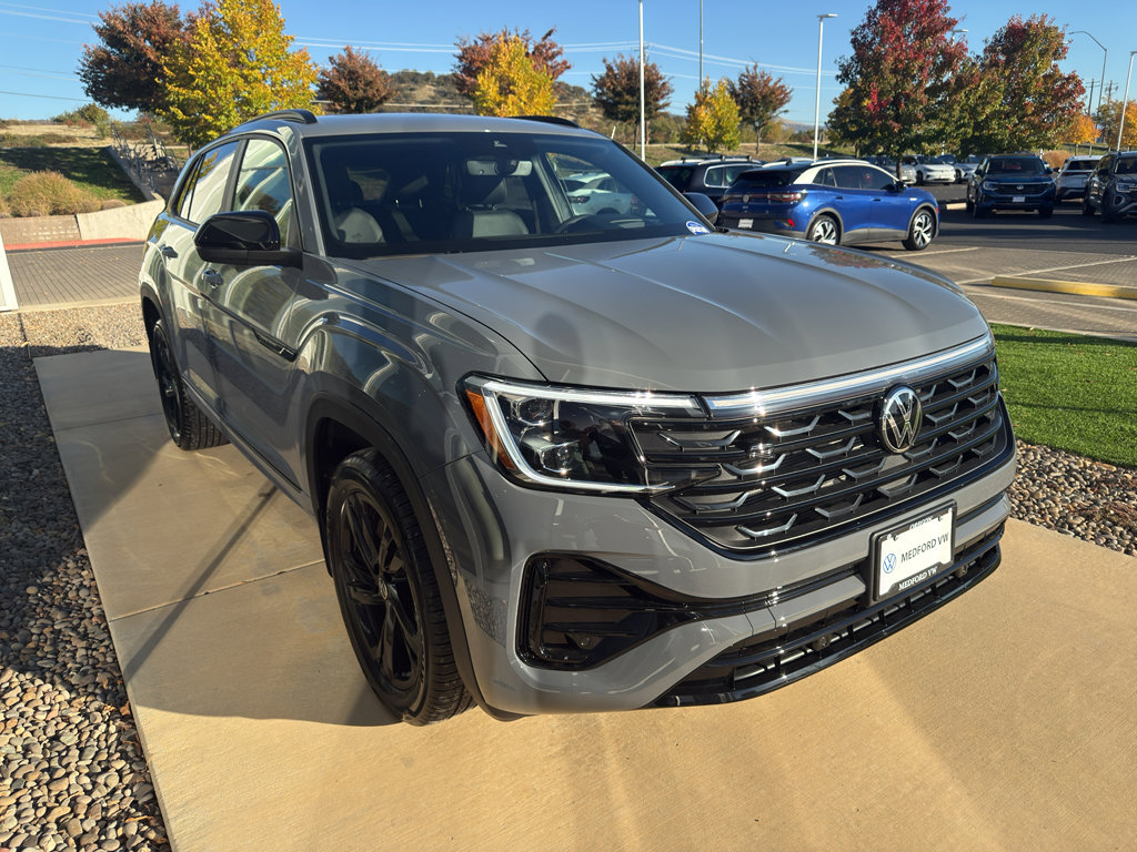 New 2026 Volkswagen Atlas Cross Sport SEL R-Line image 3