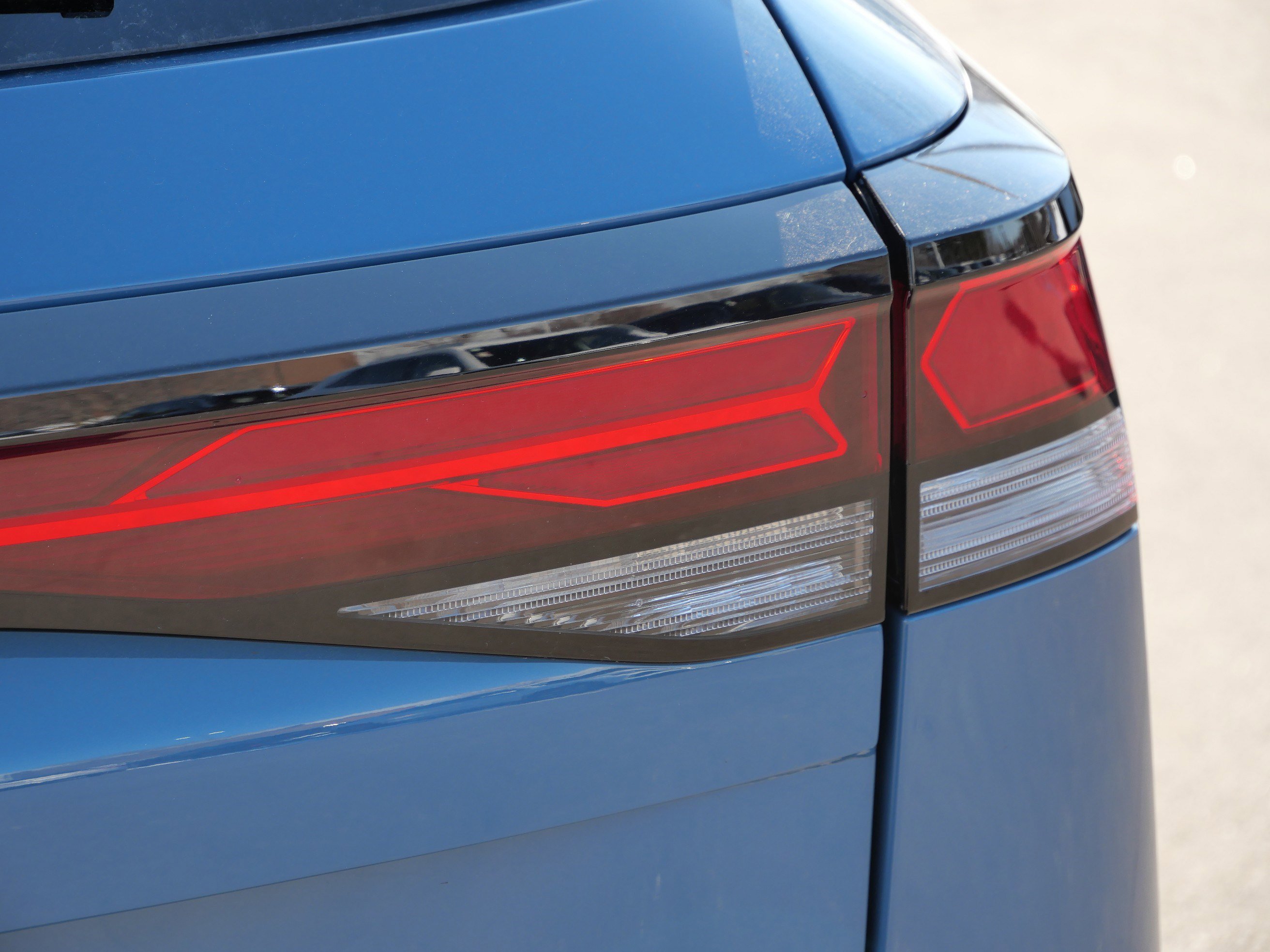 Certified 2025 Volkswagen Tiguan SE R-Line image 17