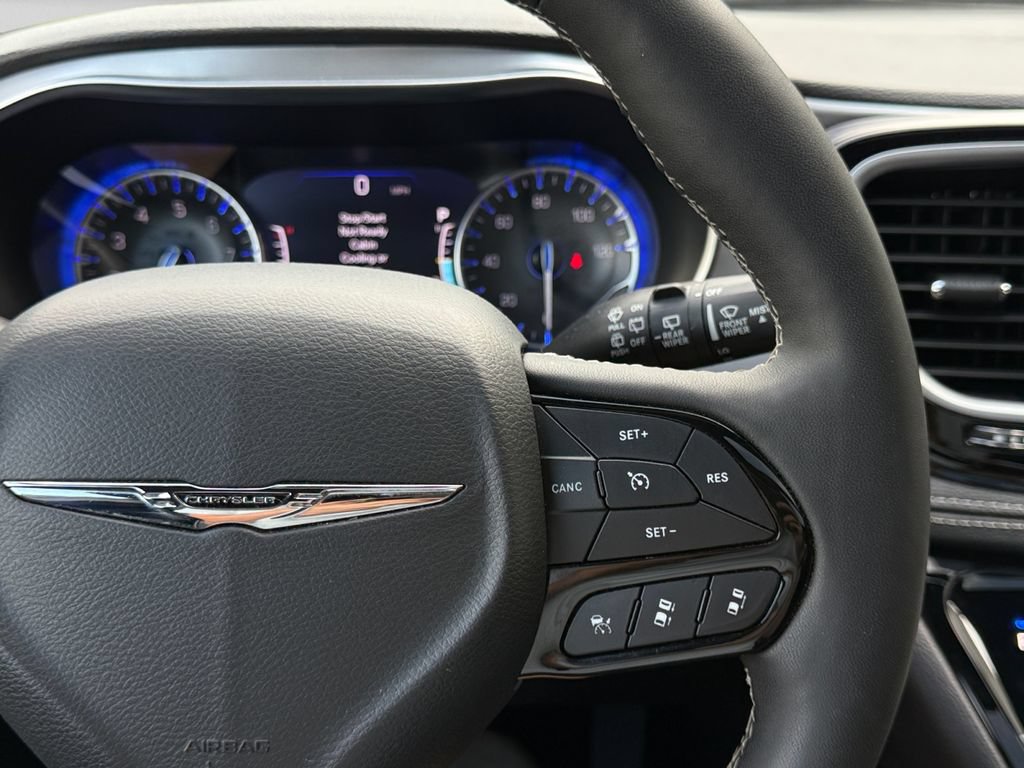 Certified 2025 Chrysler Pacifica Limited FWD image 20