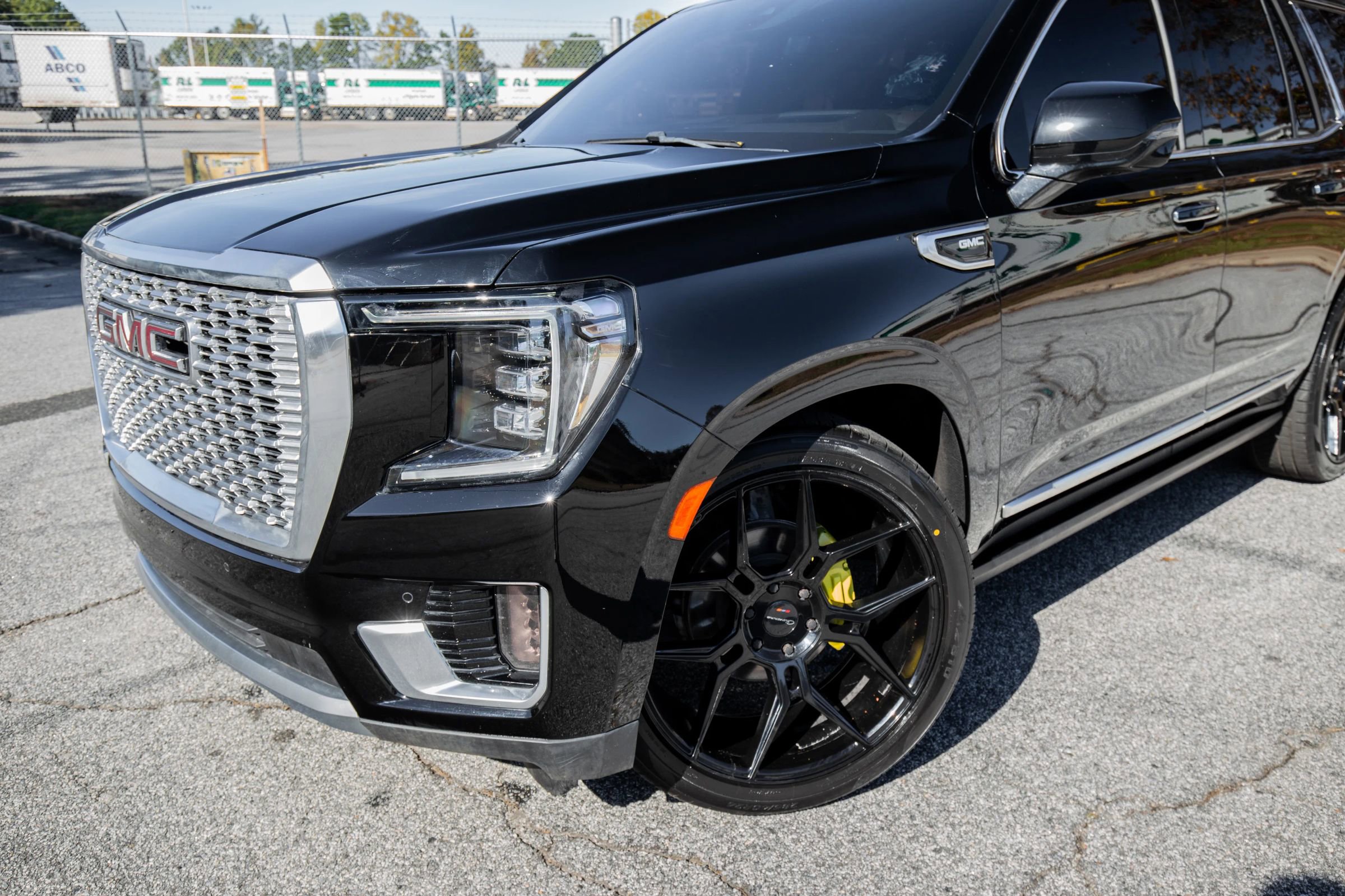 Used 2021 GMC Yukon Denali w/ Denali Premium Package image 2