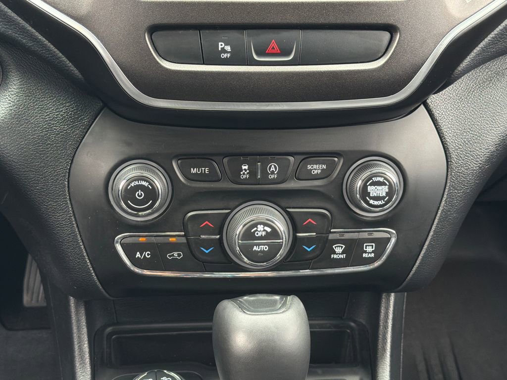Used 2020 Jeep Cherokee Trailhawk w/ Cold Weather Group AWD/4WD image 19