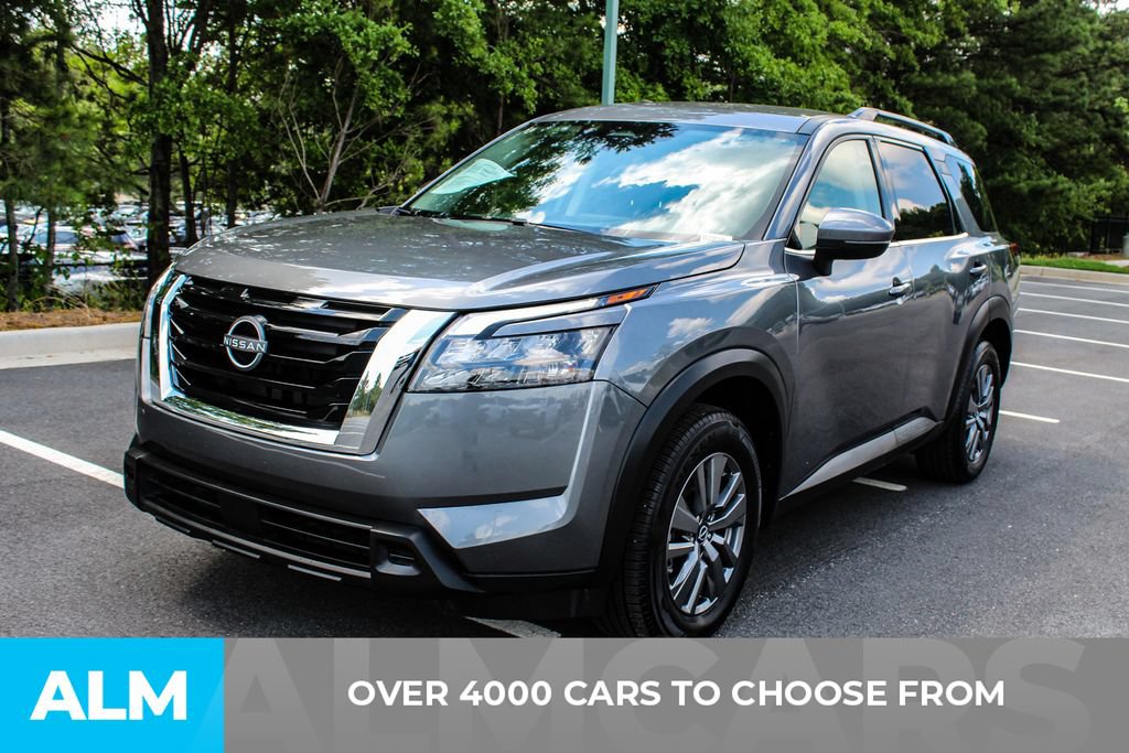 Used 2025 Nissan Pathfinder SV FWD image 3