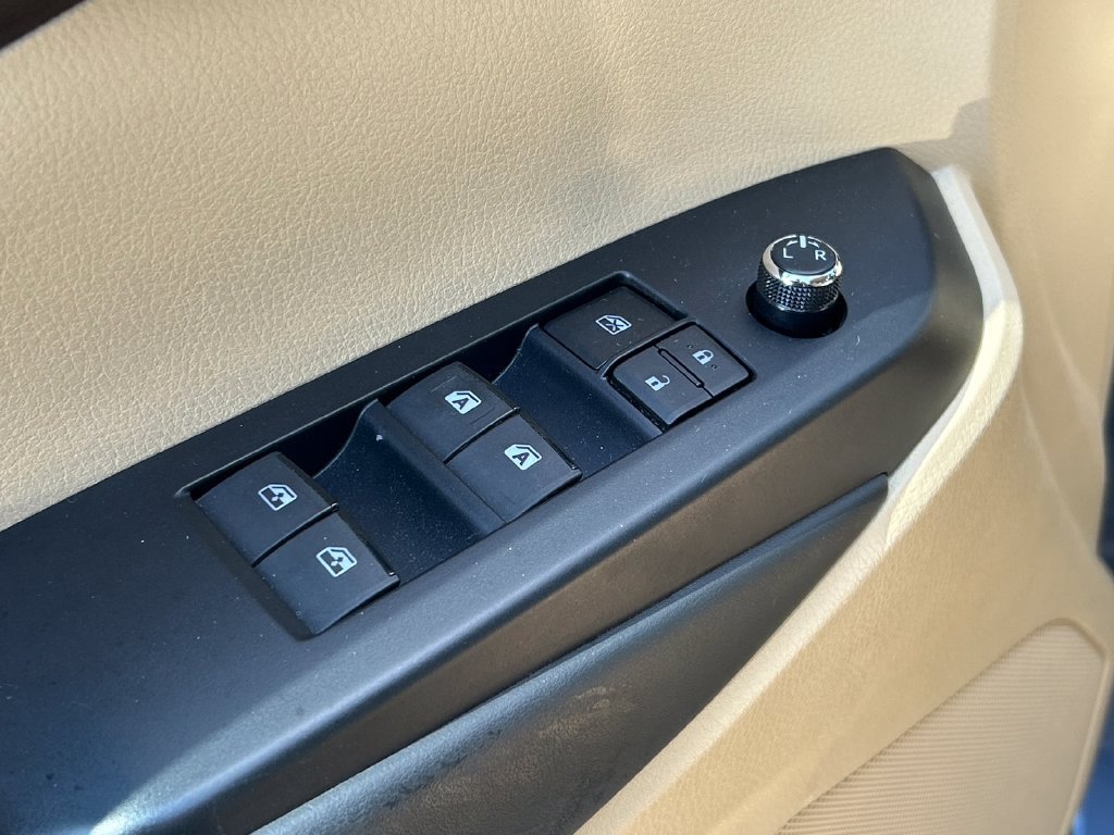 Used 2019 Toyota Highlander XLE FWD image 27