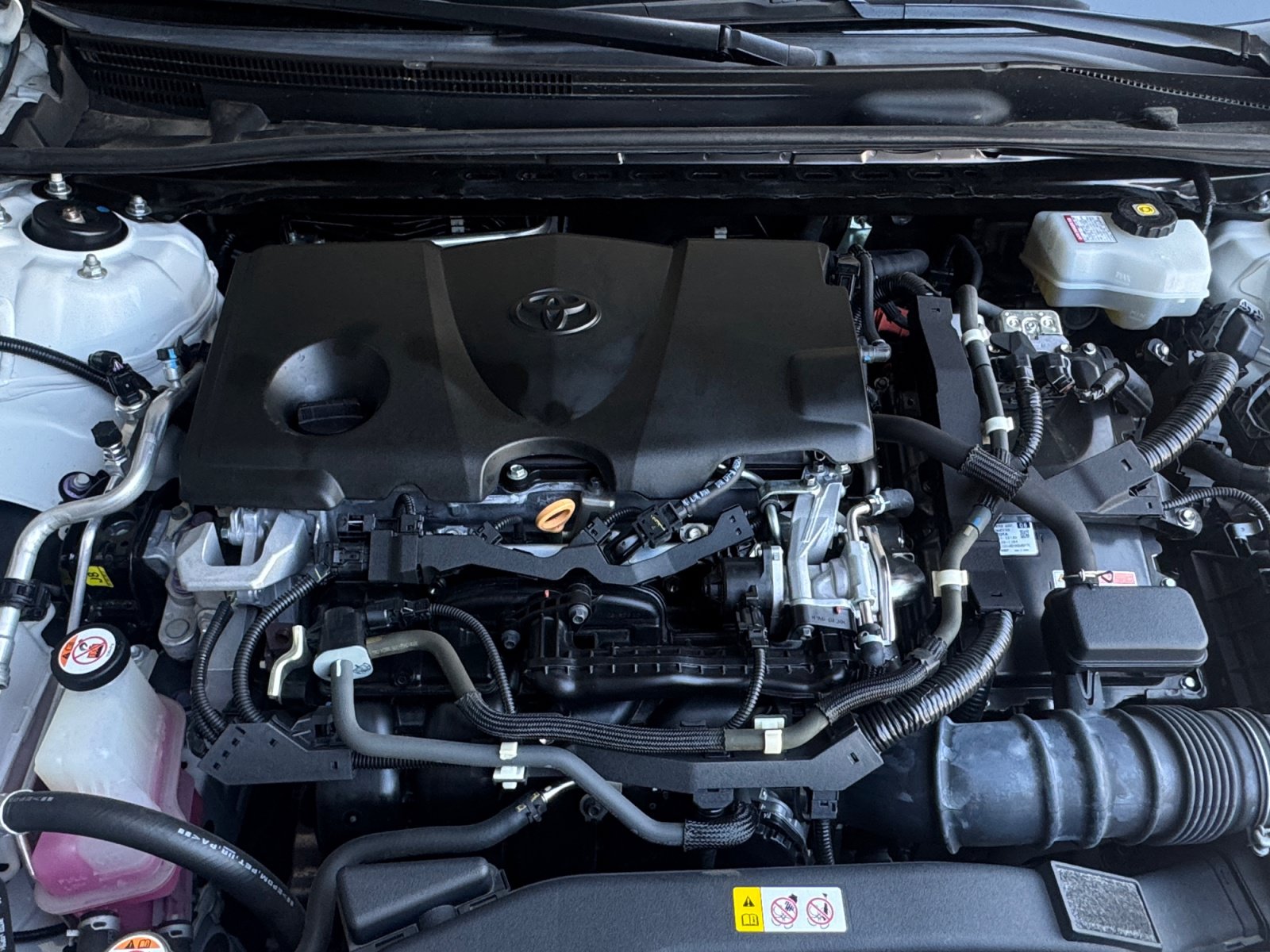 Used 2020 Toyota Camry SE w/ Sunroof Package FWD image 17