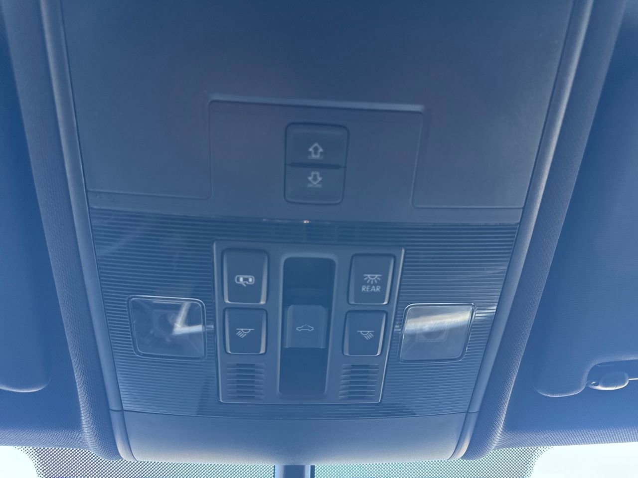 Used 2023 Volkswagen Atlas Cross Sport SE image 31