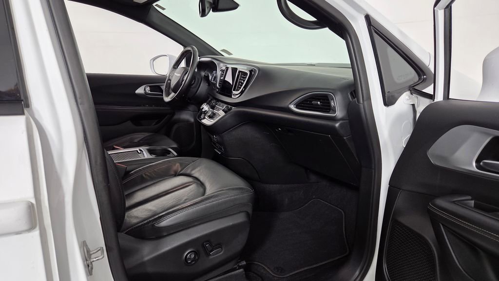 Used 2018 Chrysler Pacifica Touring-L Plus w/ S Appearance Package FWD image 36