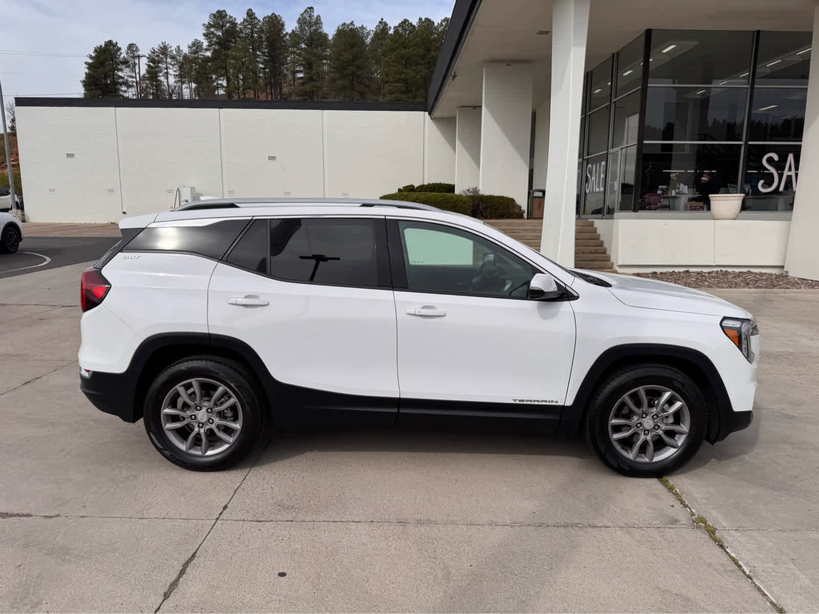 Used 2024 GMC Terrain SLT image 6