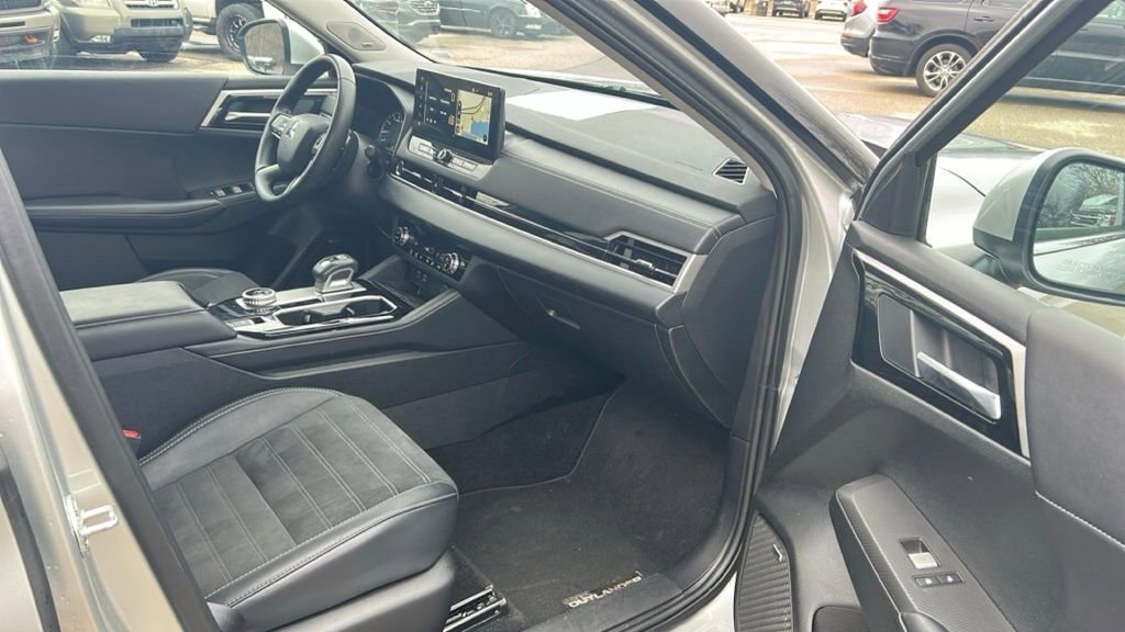Used 2025 Mitsubishi Outlander SE image 15