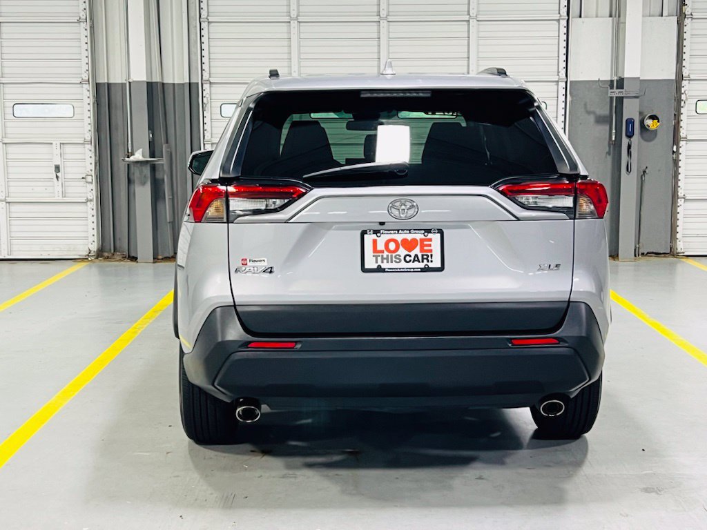 Used 2021 Toyota RAV4 XLE w/ Convenience Package FWD image 16